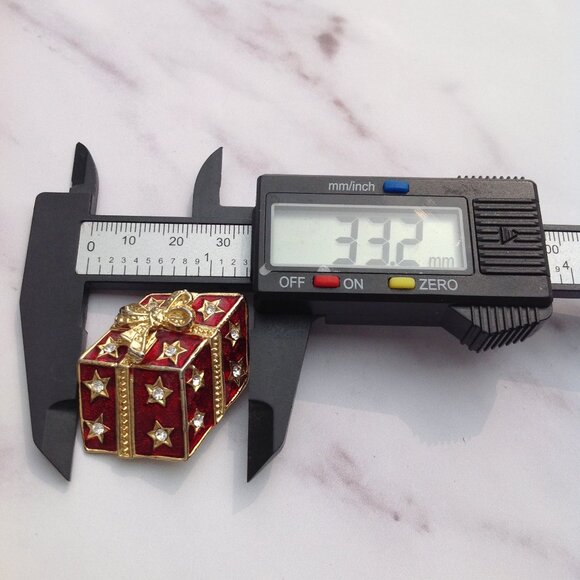 Christmas Brooch 3-D Red Enamel Wrapped Gold Bow Ribbon Crystal Star Gift Box - Picture 9 of 9
